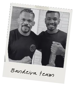 Lucas Bandeira com um atleta, em foto no estilo polaroide com a legenda Bandeira team